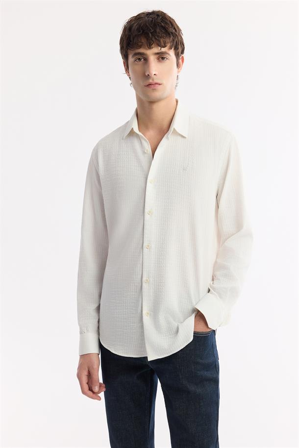 Beyaz Alttan Britli Yaka Gofreli Gömlek