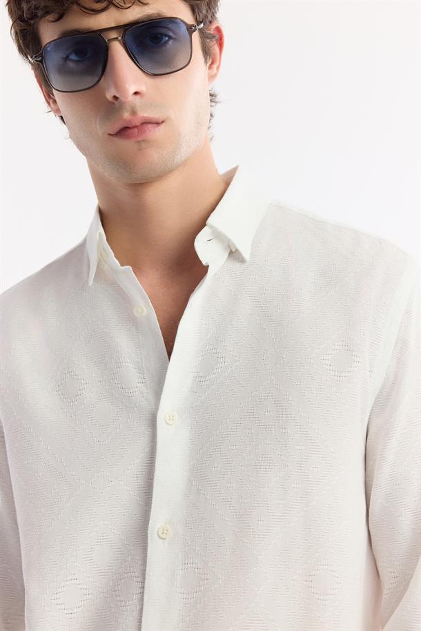 Beyaz Alttan Britli Yaka Viskon Karışımlı Jakarlı Gömlek