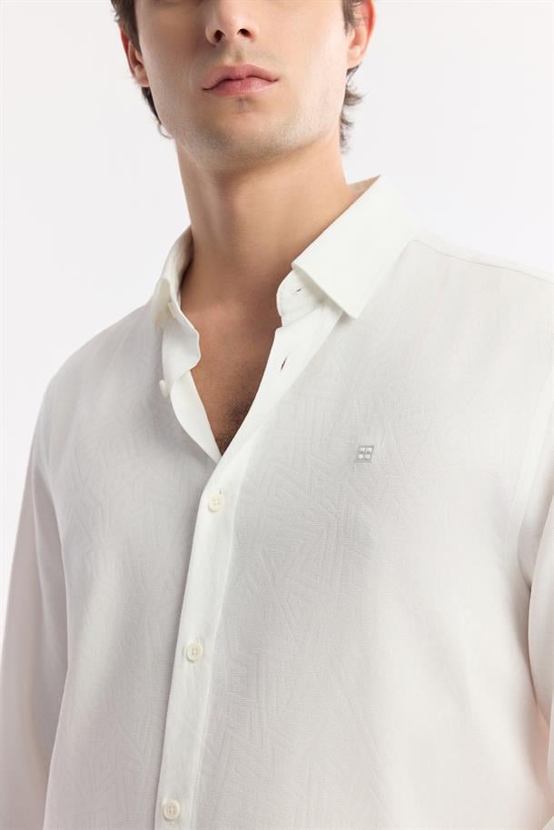 Beyaz Düğmeli Yaka Viskon Karışımlı Kolay Ütülenen Gömlek