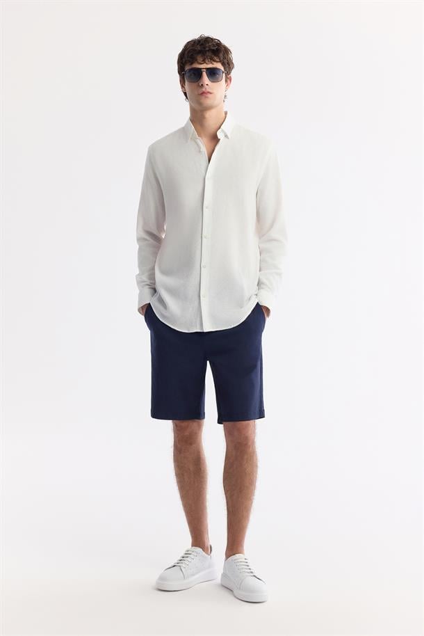 Beyaz Alttan Britli Yaka Viskon Karışımlı Jakarlı Gömlek