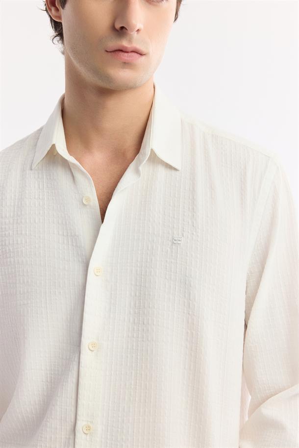 Beyaz Alttan Britli Yaka Gofreli Gömlek