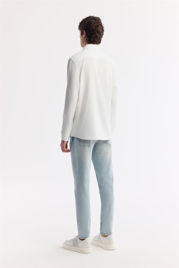 Beyaz Düğmeli Yaka Viskon Karışımlı Kolay Ütülenen Gömlek