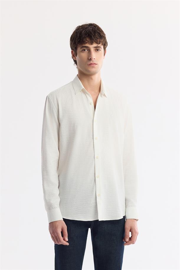 Beyaz Alttan Britli Yaka Gofreli Gömlek