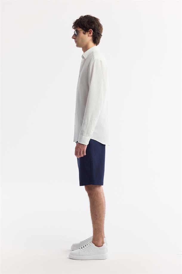 Beyaz Alttan Britli Yaka Viskon Karışımlı Jakarlı Gömlek