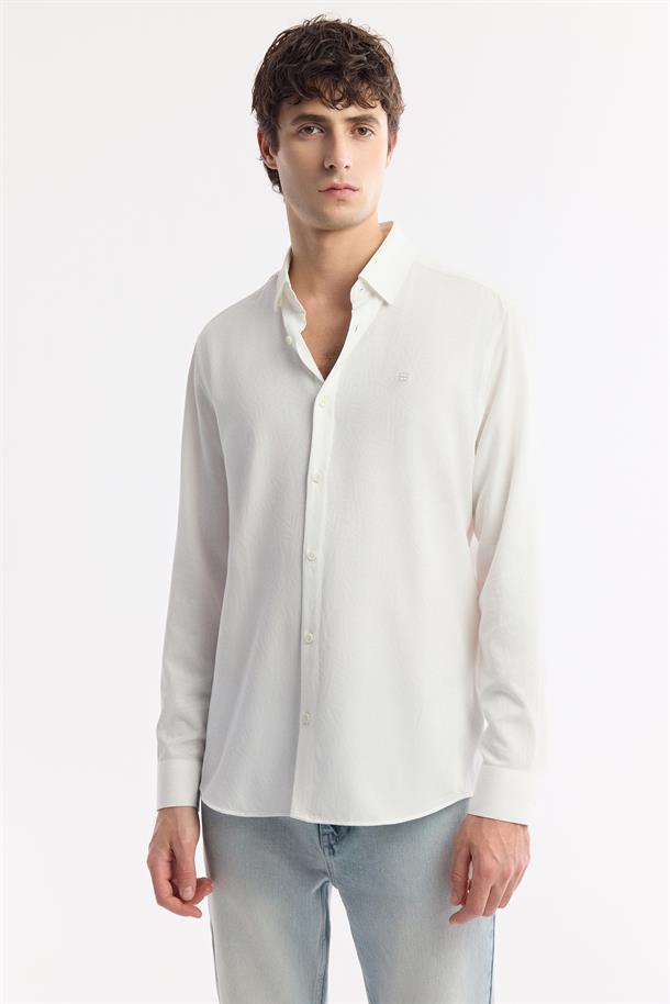 Beyaz Düğmeli Yaka Viskon Karışımlı Kolay Ütülenen Gömlek