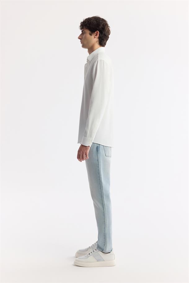 Beyaz Düğmeli Yaka Viskon Karışımlı Kolay Ütülenen Gömlek