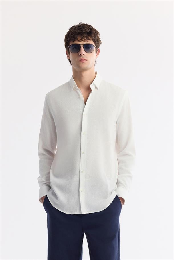 Beyaz Alttan Britli Yaka Viskon Karışımlı Jakarlı Gömlek