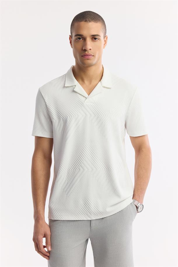 Beyaz Apaj Yaka Çizgili Jakarlı Elastan T-Shirt