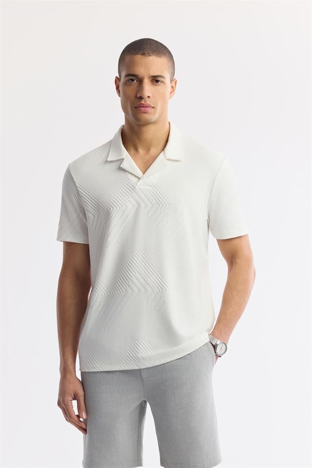 Beyaz Apaj Yaka Çizgili Jakarlı Elastan T-Shirt