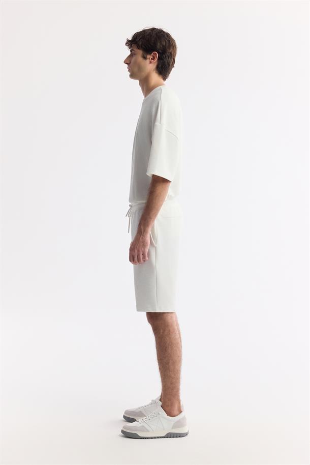 Beyaz Beli Lastikli Bağcıklı Örme Şort