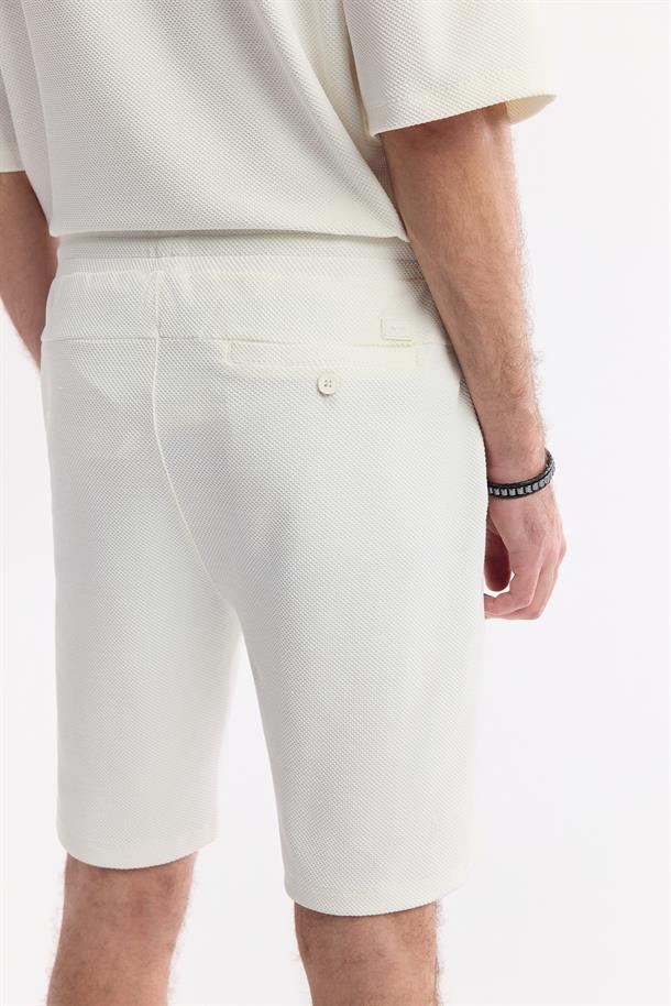 Beyaz Beli Lastikli Bağcıklı Örme Şort