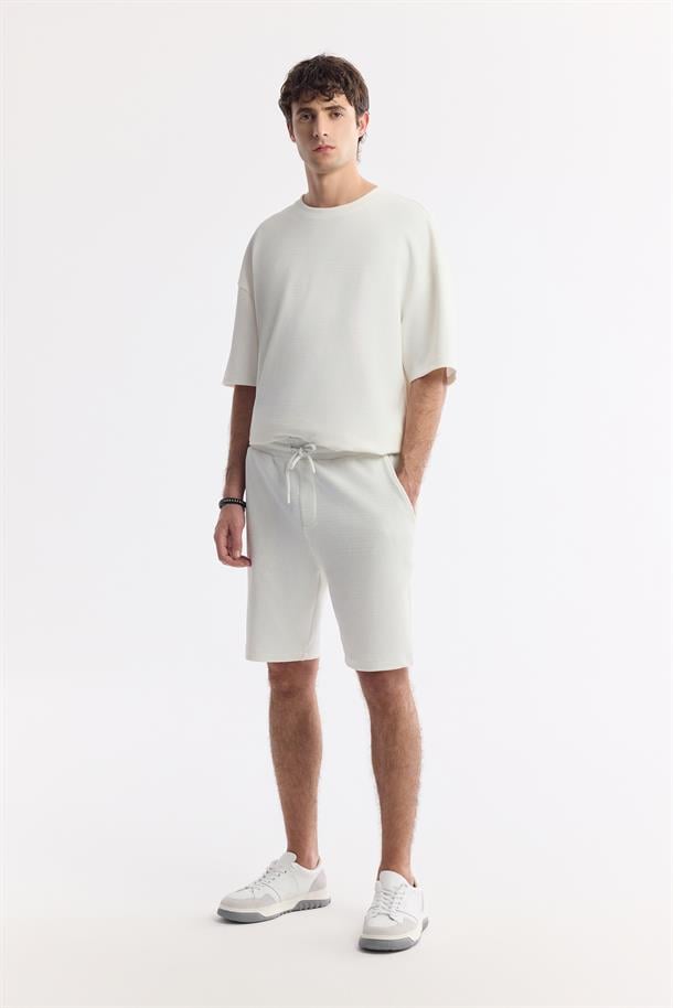 Beyaz Beli Lastikli Bağcıklı Örme Şort