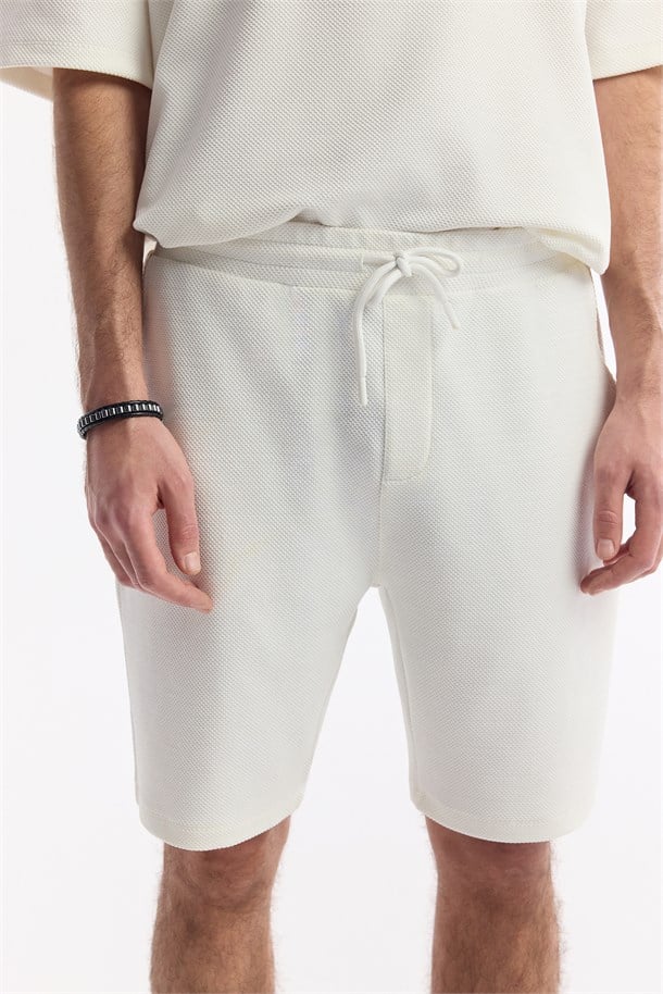 Beyaz Beli Lastikli Bağcıklı Örme Şort
