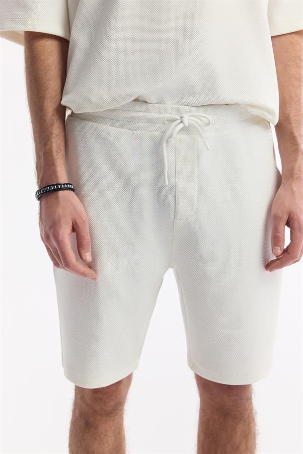 Beyaz Beli Lastikli Bağcıklı Örme Şort