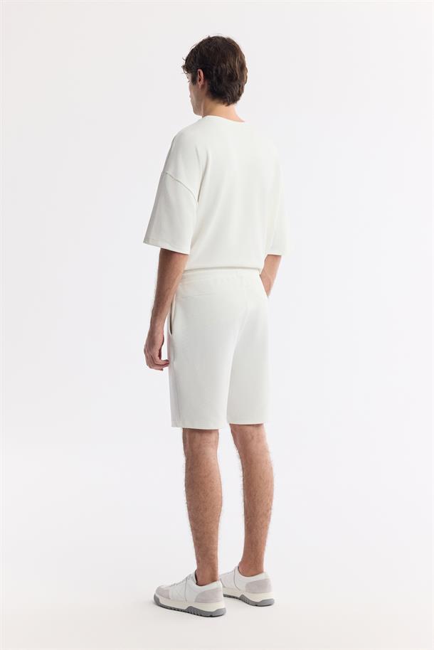 Beyaz Beli Lastikli Bağcıklı Örme Şort