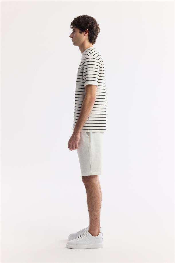 Beyaz Bisiklet Yaka Çizgili Jakarlı T-Shirt