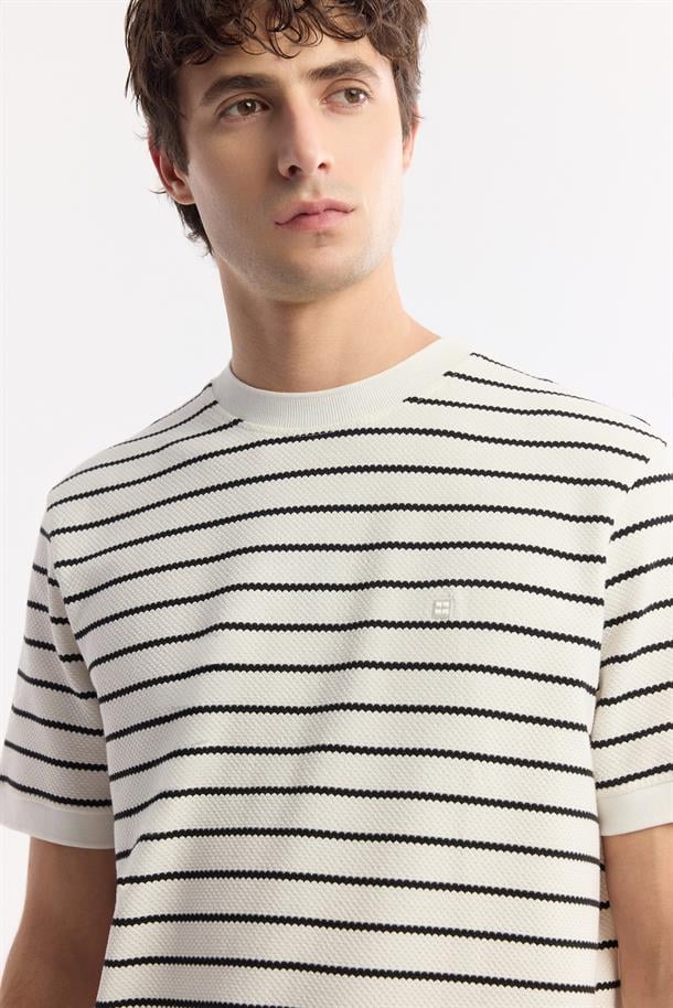 Beyaz Bisiklet Yaka Çizgili Jakarlı T-Shirt