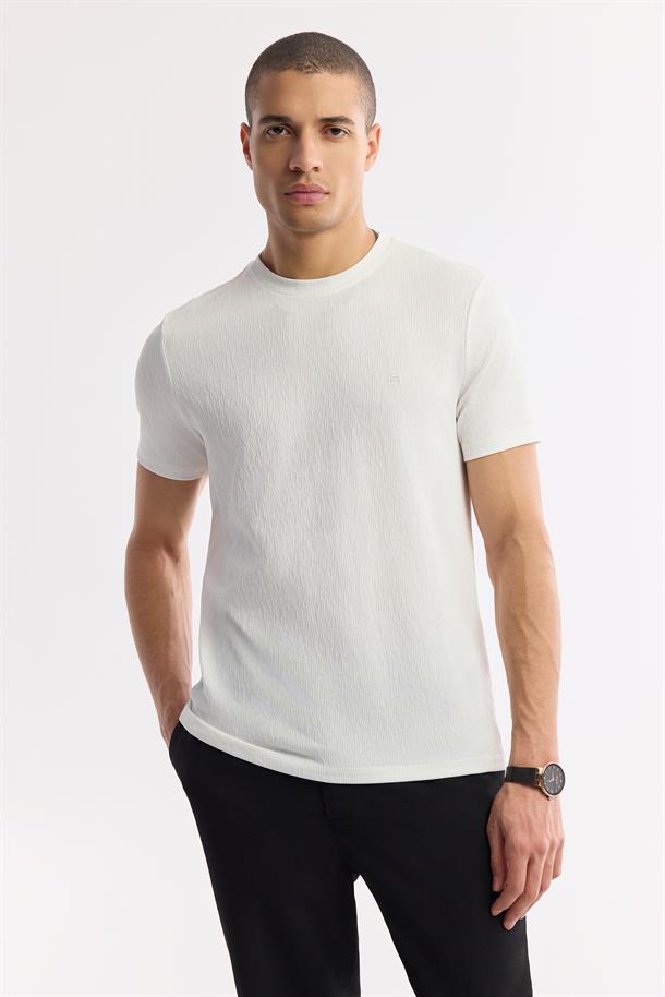 Beyaz Bisiklet Yaka Jakarlı Elastan T-Shirt