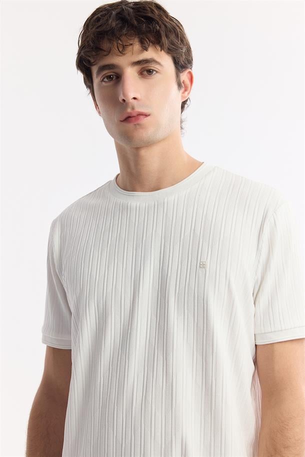 Beyaz Bisiklet Yaka Jakarlı Elastan T-Shirt