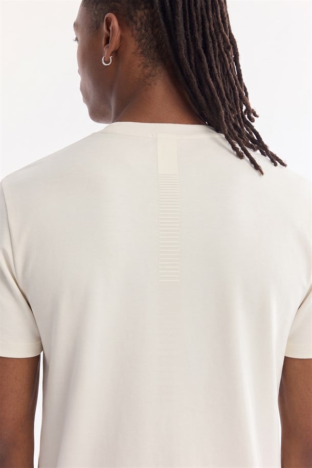 Beyaz Bisiklet Yaka Sırt ve Göğüsü Logo Baskılı T-shirt