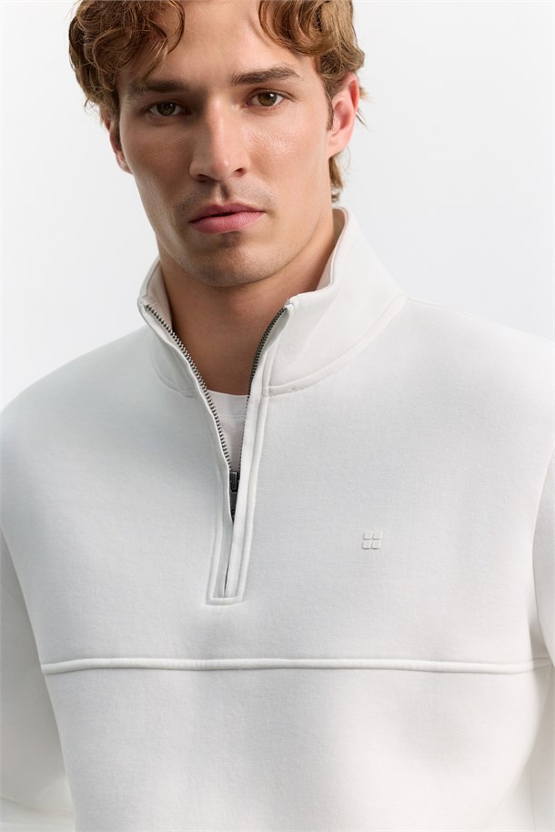 Beyaz Dik Yaka Fermuarlı -5 Dereceye Dayanıklı Sweatshirt
