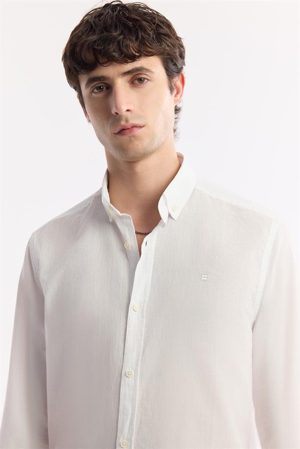 Beyaz Düğmeli Yaka %100 Pamuk Gömlek