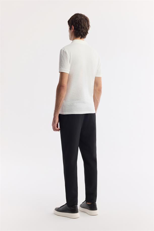 Beyaz Polo Yaka Dokulu Jakarlı T-Shirt