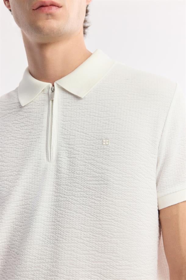 Beyaz Polo Yaka Dokulu Jakarlı T-Shirt