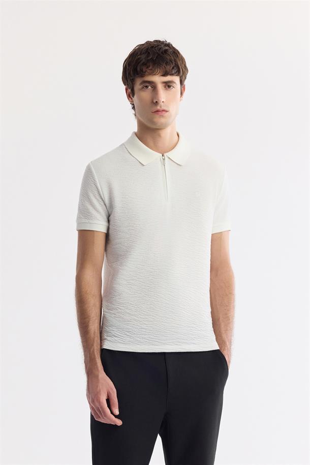 Beyaz Polo Yaka Dokulu Jakarlı T-Shirt