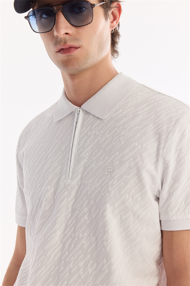 Beyaz Kıvrılmaz Polo Yaka Fermuarlı Jakarlı T-Shirt