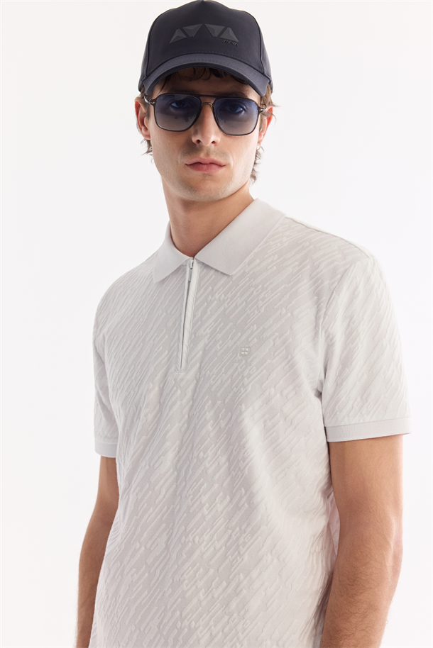 Beyaz Kıvrılmaz Polo Yaka Fermuarlı Jakarlı T-Shirt