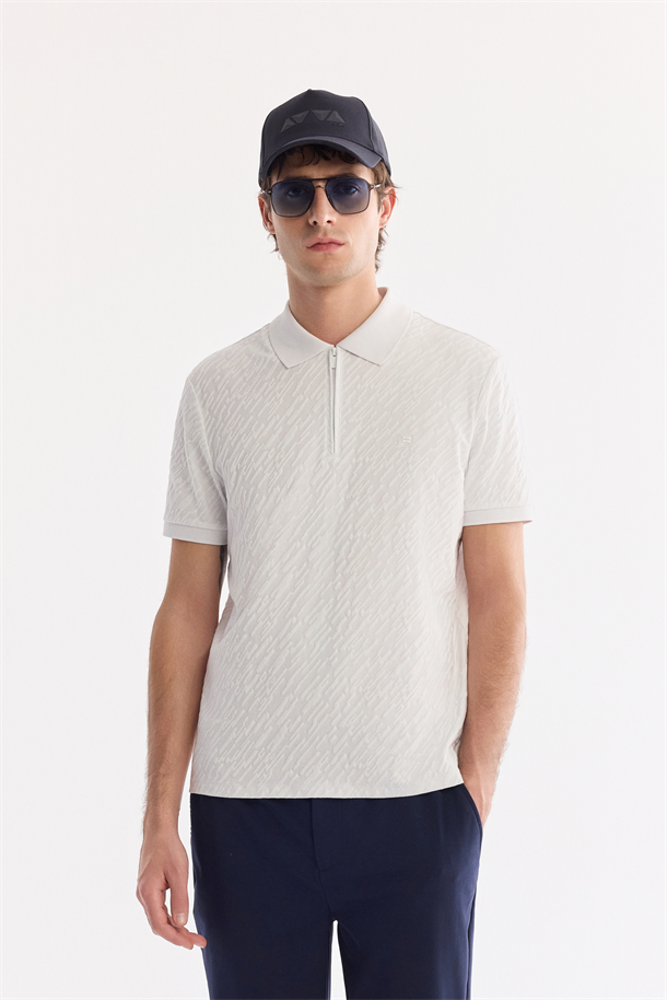 Beyaz Kıvrılmaz Polo Yaka Fermuarlı Jakarlı T-Shirt