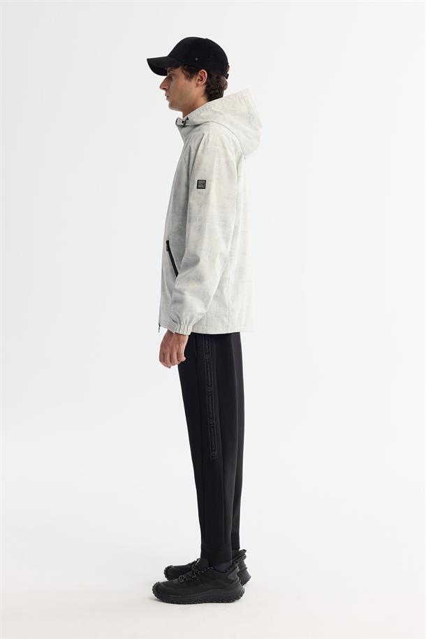 Beyaz Kapüşonlu Rüzgar Geçirmez Mevsimlik Mont