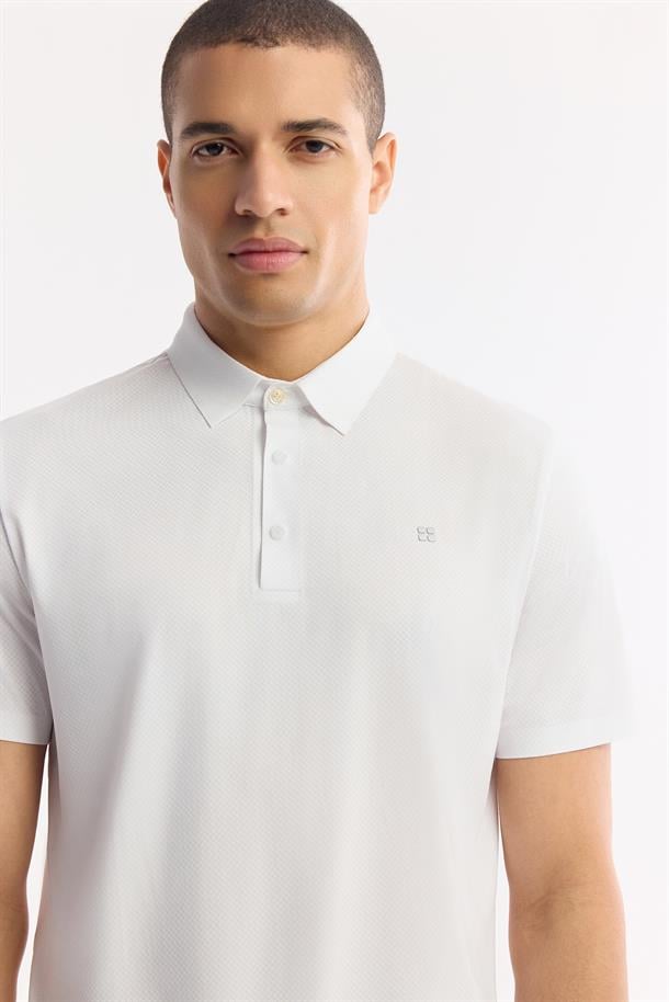 Beyaz Kıvrılmaz Polo Yaka Teknik Kumaş T-Shirt