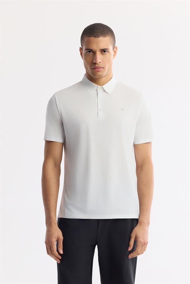 Beyaz Kıvrılmaz Polo Yaka Teknik Kumaş T-Shirt