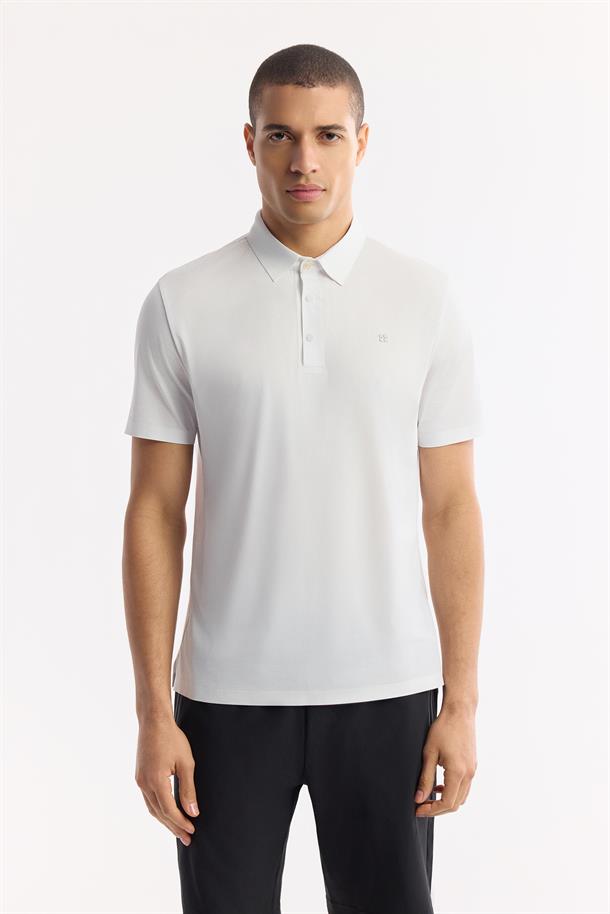 Beyaz Kıvrılmaz Polo Yaka Teknik Kumaş T-Shirt