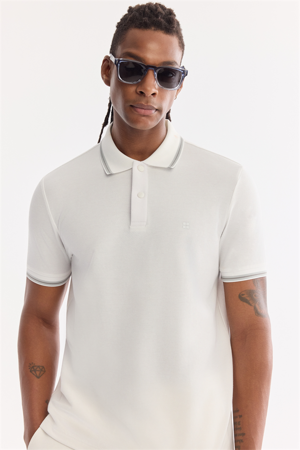 Beyaz Kıvrılmaz Polo Yaka Pamuklu Teknik Kumaş T-Shirt