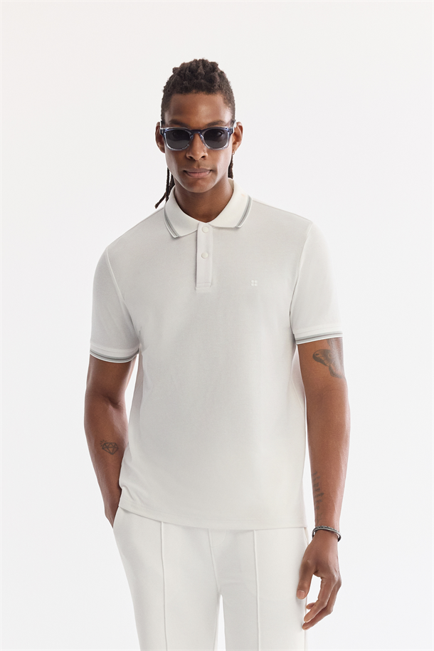 Beyaz Kıvrılmaz Polo Yaka Pamuklu Teknik Kumaş T-Shirt
