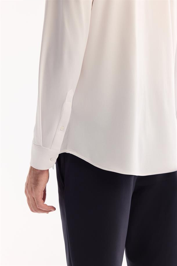 Beyaz Klasik Yaka Hızlı Kuruyan Non-Iron Gömlek