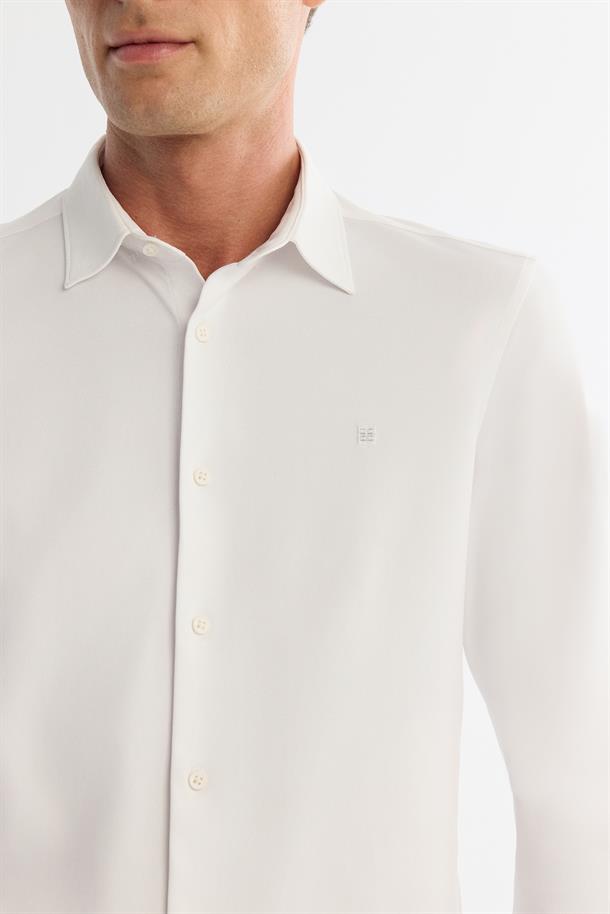 Beyaz Klasik Yaka Esnek Teknik Kumaş Gömlek