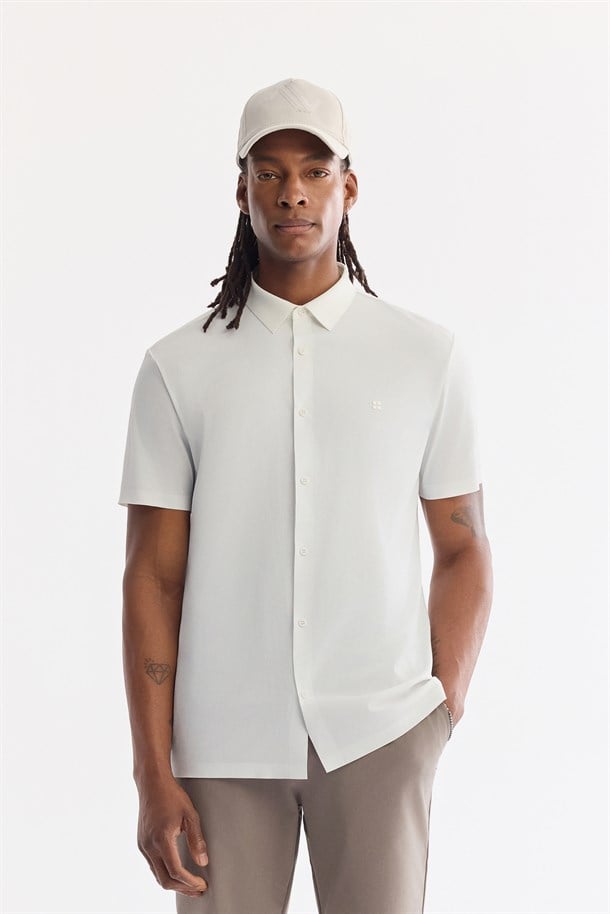 Beyaz Klasik Yaka Kolay Ütülenen Kırışmaz Kısa Kol Gömlek