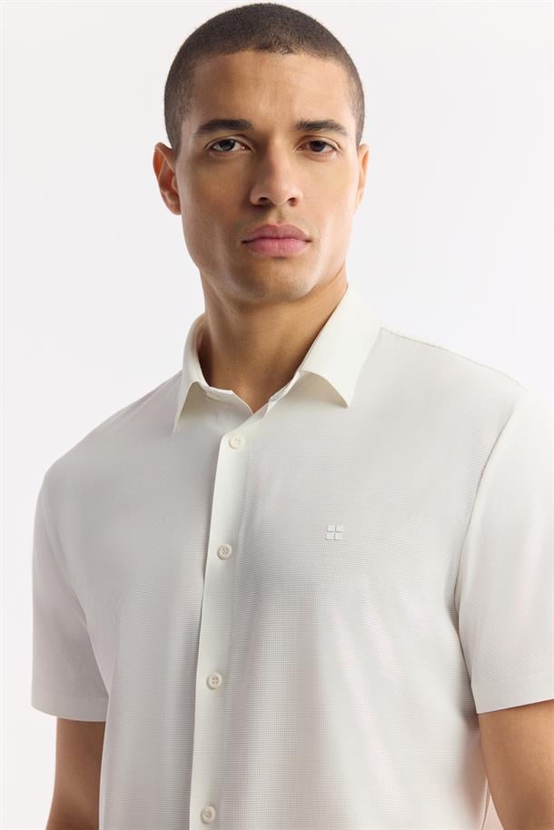 Beyaz Klasik Yaka Kırışmaz Teknik Kumaş Kısa Kol Gömlek