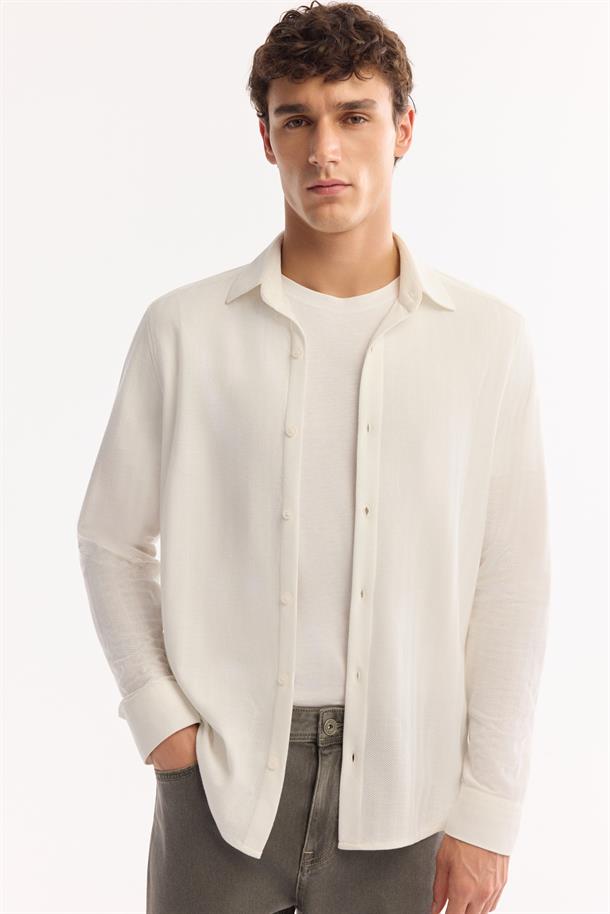 Beyaz Klasik Yaka Viskon Karışımlı Soft Touch Dokulu Gömlek