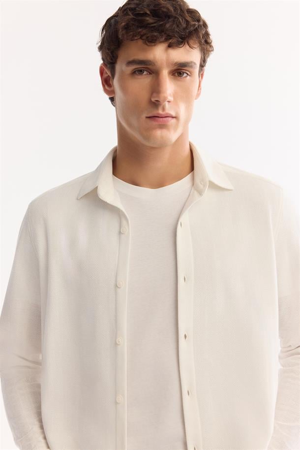 Beyaz Klasik Yaka Viskon Karışımlı Soft Touch Dokulu Gömlek