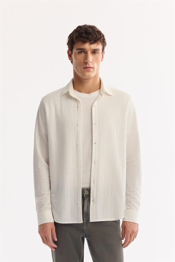 Beyaz Klasik Yaka Viskon Karışımlı Soft Touch Dokulu Gömlek