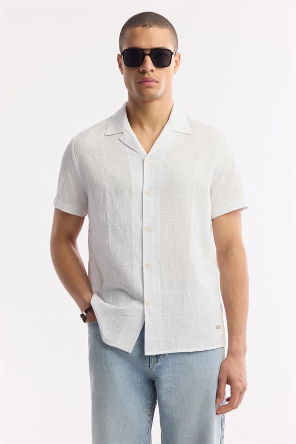 Beyaz Apaj Yaka Desenli %100 Pamuk Kısa Kol Gömlek