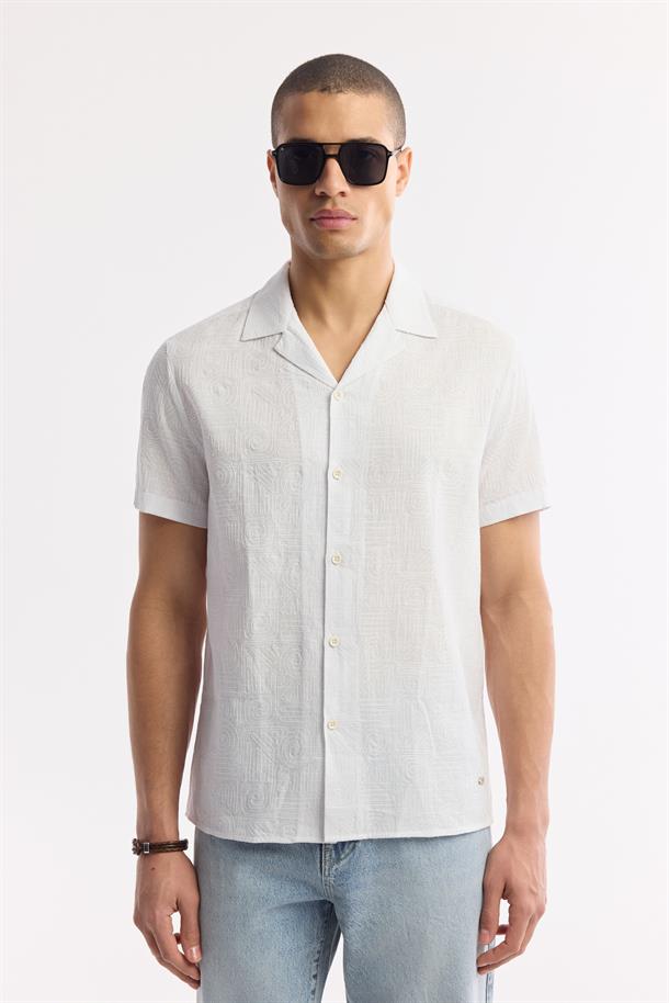 Beyaz Apaj Yaka Desenli %100 Pamuk Kısa Kol Gömlek