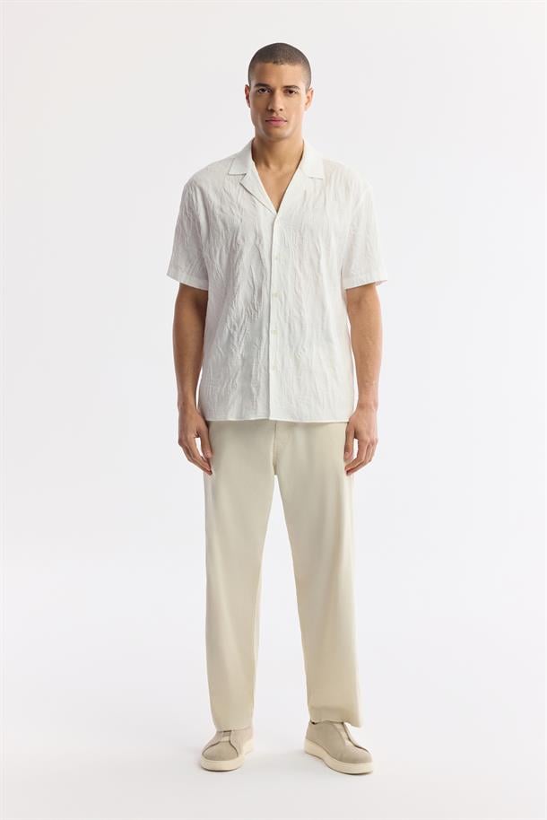 Beyaz Apaj Yaka %100 Pamuk Jakarlı Kısa Kol Gömlek