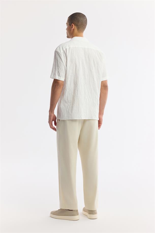 Beyaz Apaj Yaka %100 Pamuk Jakarlı Kısa Kol Gömlek