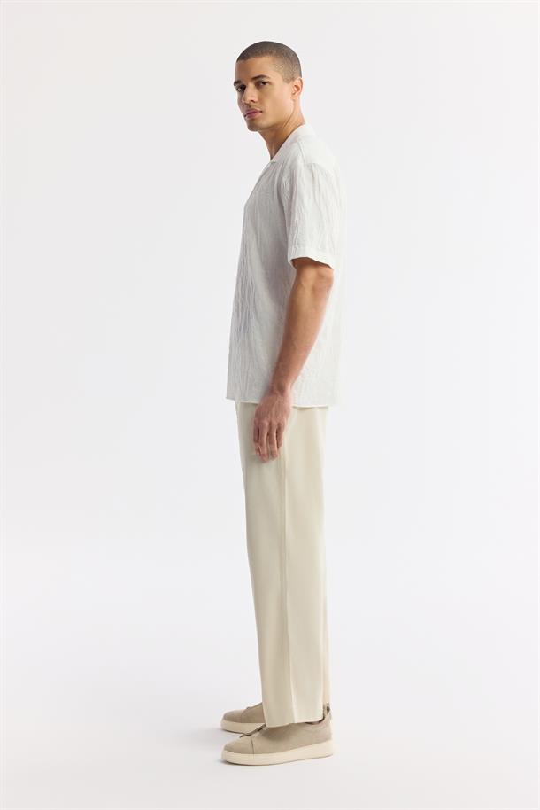 Beyaz Apaj Yaka %100 Pamuk Jakarlı Kısa Kol Gömlek